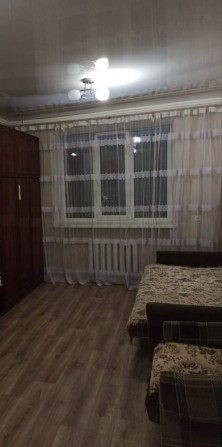 Кімната в гуртожитку, район Тяжилів. Комунальні платити не треба! - фото 1