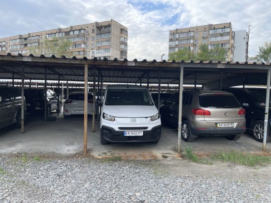 Продаю паркомісце