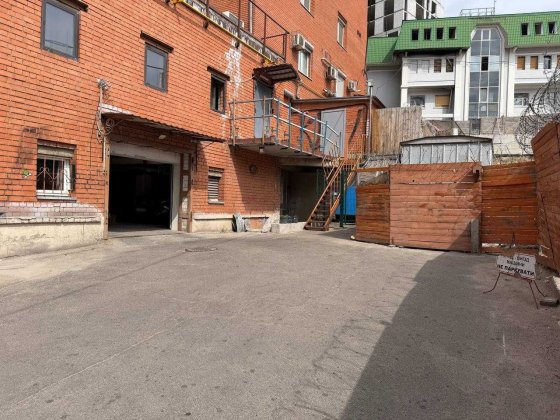 Продам паркомісце в центрі (провулок Шевченко,4)