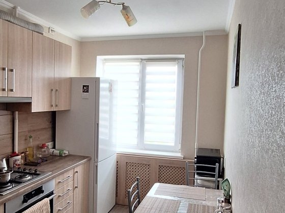 Продаю 3 комнатную квартиру в Корабельном районе 
4 этаж 9 этажного дома, сделан ремонт на кухне , в Миколаїв
