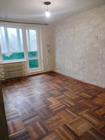Продам 2-к квартиру под ремонт/2 этаж,пр-кт Победы 75 - фото 1