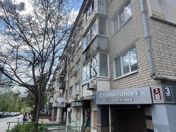 Продам 2х к. кв  в супер локации под ваш ремонт. Метро Научная Харків