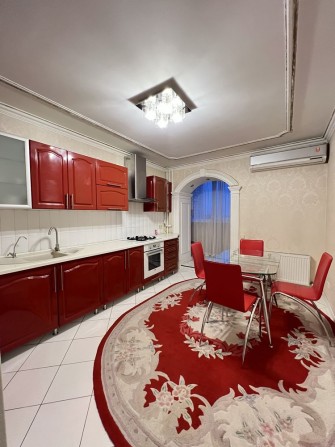 В Продажу 2 к к в Центрі з євроремонтом - фото 1