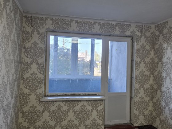 Продаж трьохкімнатної квартири пр. Центральний вул. Шоста Слобідська перший поверх лоджія засклена в Миколаїв