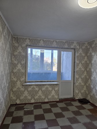 Продаж трьохкімнатної квартири пр. Центральний вул. Шоста Слобідська перший поверх лоджія засклена в - фото 1