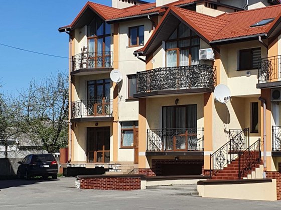 Продаж 2 к кв і кухня-студія в будинку котеджного типу біля Південного Львов