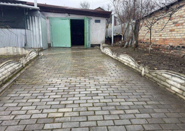 Пропонується до продажу капітальний гараж Мала Данилівка у доглянутому та затишному місці. - фото 1