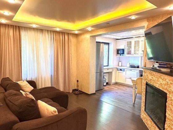 Продам 4-х комнатную квартиру левый берег Богомаза 188г Слобожанское
