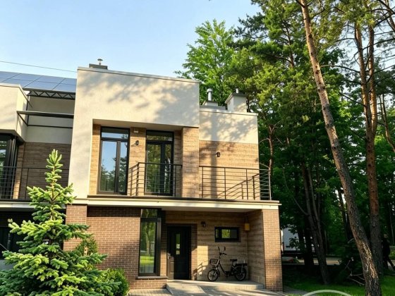 ОРЕНДА.3-х поверхового котеджу з власною терасою та подвір’ям. Брюховичі