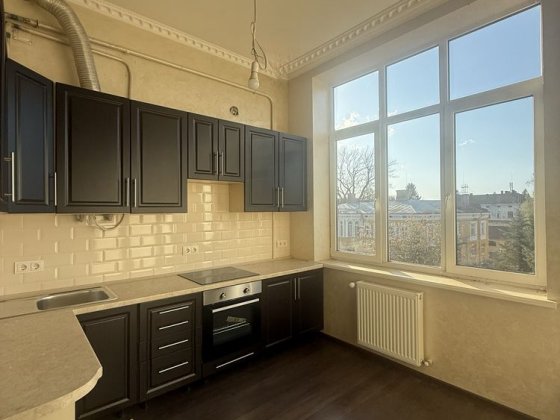 Продаж ексклюзивної 3-кімнатної квартири в центрі Самбора Самбор