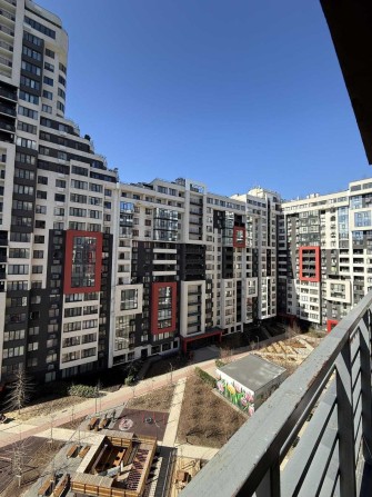 Продам евродвушку 48.5 кв.м с застекленной лоджией ЖК “Таировские Сады» боковой вид на море. - фото 1