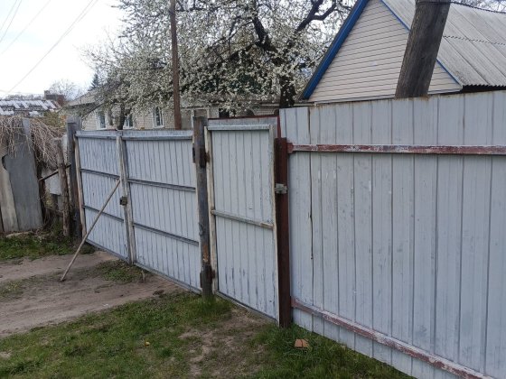 Продаж квартири із зем. ділянкою  в Мені Мена