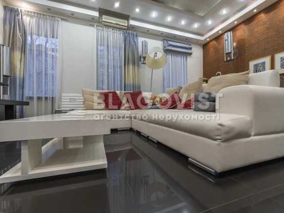 Продам 4-кімнатну квартиру по вул. Тарасівській 30