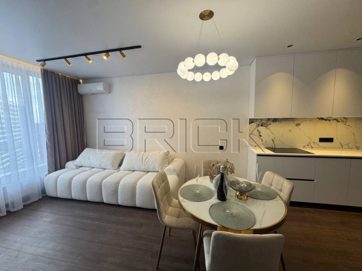ЖК Варшавський Плюс квартира 1к 47м² Продаж вул Олександра Олеся 10 Виноградар - фото 1