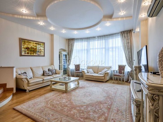 4 кімнатна дворівнева 142 м.кв. вул Володимирська 71 Центр сталінка з ліфтом Киев