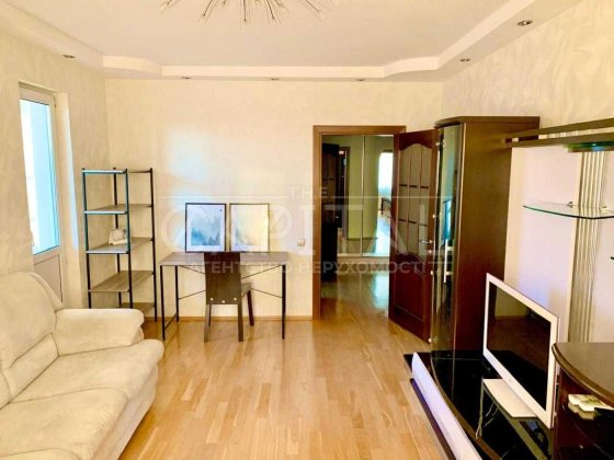 Продаж 2 кім квартири, Феодосіївський пр-к 14А, 68м, метро Деміївська Киев