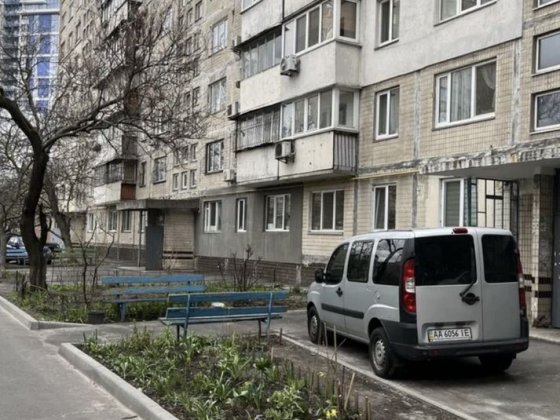 Звіринецька,61. Будинок у дворі ЖК «Тріумф»