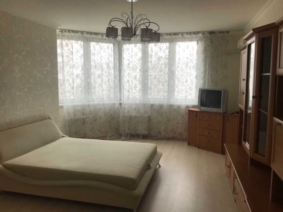 Продаж, 1-к, метро-15 хв, Ахматової, 32/18, ремонт,вільна. Без комісії Киев