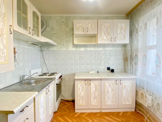 Булаховського , однокімнатна , стан жилий , метро
