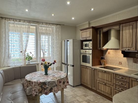 Продам 3-кім квартиру з меблями та технікою. проспект Берестейський 121 А. 1 хвилина до метро Житоми Київ