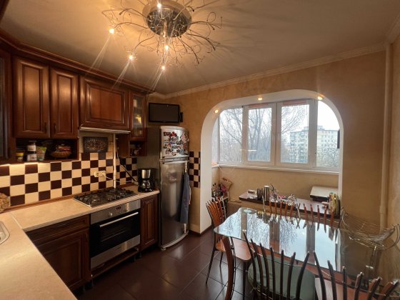 Продам 2--кімнатну квартиру з ремонтом, вул. Солом'янська 41 к1. Без комісії. Київ