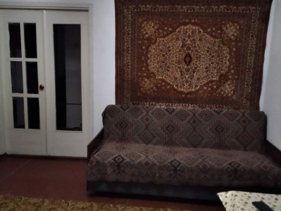 Здоється однокімнатна квартира на довготривалий термін в районі стоматполіклініки. На першому поверс Каменец-Подольский