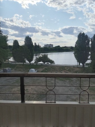 Довгострокова оренда 1-кімнатної квартири в Миргороді, вид на річку Хорол, власна тераса 15м кв, пор - фото 1
