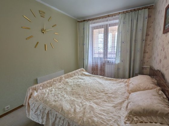 Простора трикімнатна на Набережній Шептицкий