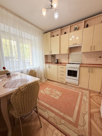 Оренда 2к квартири з меблями та технікою, вільна до заселення - фото 1