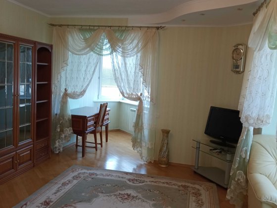 Здам в Києві комфортну двокімнатну квартиру і підземний паркінг. Киев