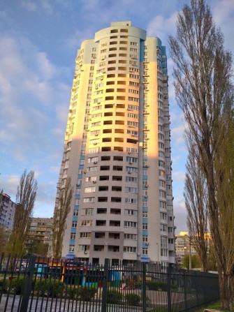 Большая и светлая квартира! Ул. Ревуцкого, 7в. Генератор.  48 м2. - фото 1