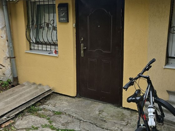 Продається частина будинку з окремим двором та сараєм+городами+сад. Будинок має 1 житлову кімнату, с Борислав