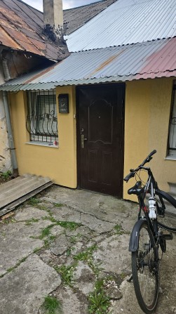 Продається частина будинку з окремим двором та сараєм+городами+сад. Будинок має 1 житлову кімнату, с - фото 1