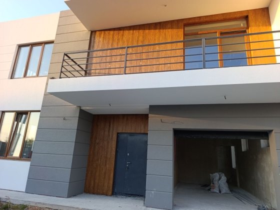 Газ!Продаж будинку 156 м2 з гаражем та підвалом в с. Нове!

Просторий