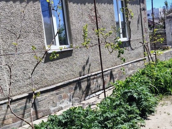 Центр міста. Більша частина будинку( на 2 хазяїна), окремі вхід заїзд двір приват земля  у/з ПРОДАЮ