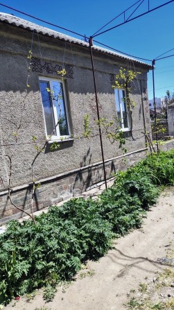 Центр міста. Більша частина будинку( на 2 хазяїна), окремі вхід заїзд двір приват земля  у/з ПРОДАЮ - фото 1