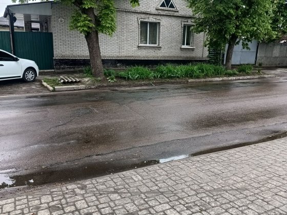 Продам частину будинку з надвірними забудовами в центрі міста Глухів