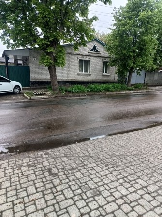 Продам частину будинку з надвірними забудовами в центрі міста - фото 1