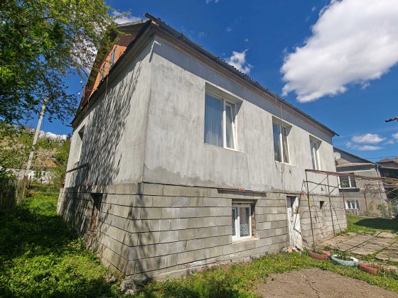 Утеплений цегляний будинок з комунікаціями в мальовничому місці. Дубно