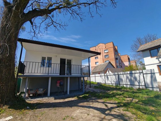Компактний новозбудований котедж "під ключ" з приватизованою ділянкою в районі Базарчик-Садова Дубно