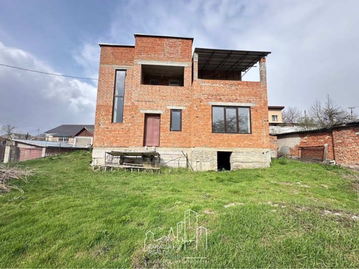 Продам новенький будинок під чистовий ремонт! - фото 1