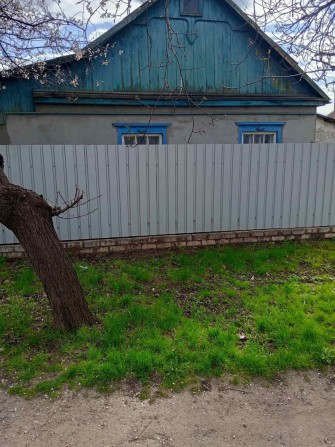 Продам дом с выходом на центральную улицу. - фото 1
