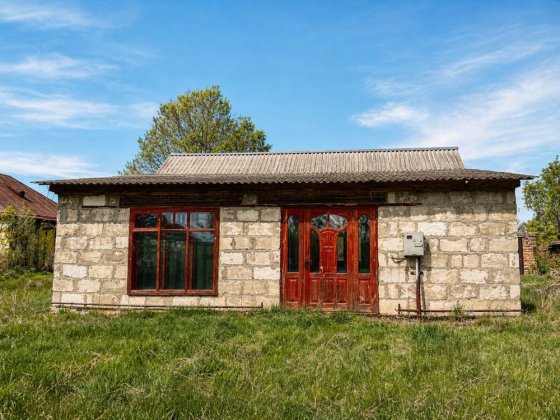Продам будинок   + 20 соток землі при будинку 