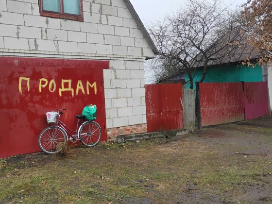 Маю хатку де можно переночувати,і маю великий накрите приміщення можно під гараж або дом 