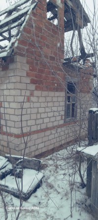Житловий будинок та споруди, загальною площею 27,70 кв.м у м. Люботин - фото 1