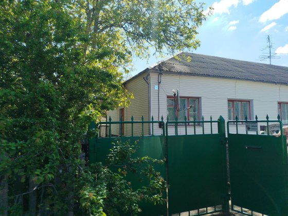 Цегляна частина будинку з власною приватизованою землею, всі зручності, житловий стан, великий гараж Малин