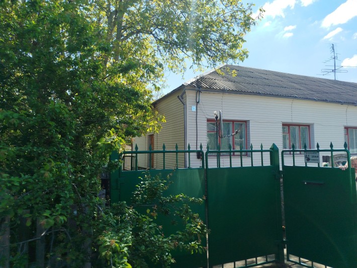 Цегляна частина будинку з власною приватизованою землею, всі зручності, житловий стан, великий гараж - фото 1