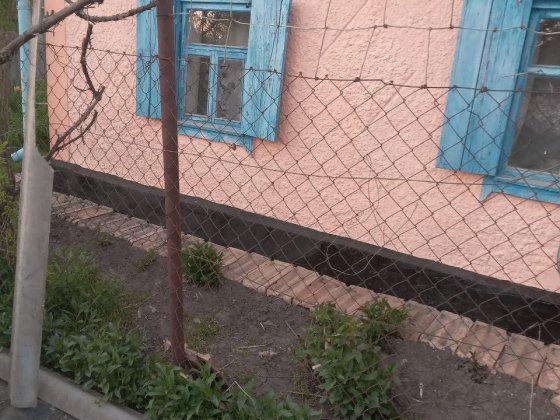 Продам саманний будинок на фундаменті  вкритий шубою +25 соток + річка + виноградник 60 сортів! Павлоград