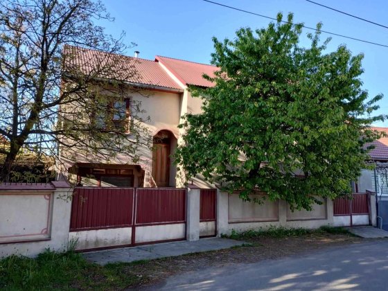 Будинок 240 м² | 7.1 сотки | 2 гаражі Хуст