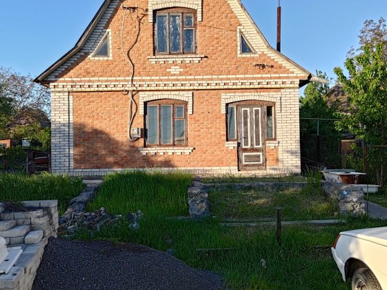 Двух поверховий капітальний будинок із комунікаціями